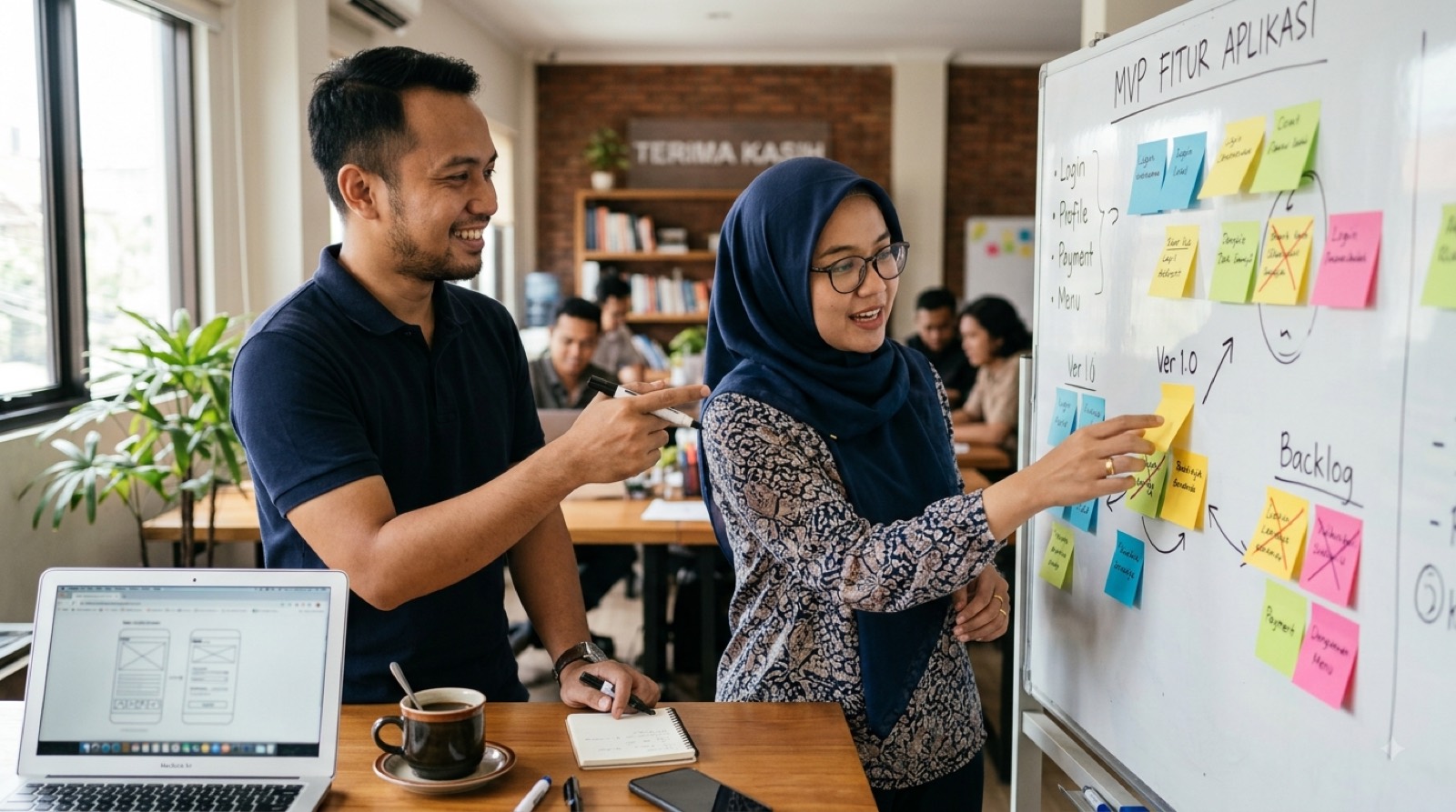 Pemilik usaha dan rekan tim menentukan fitur mana yang masuk MVP di papan sticky note